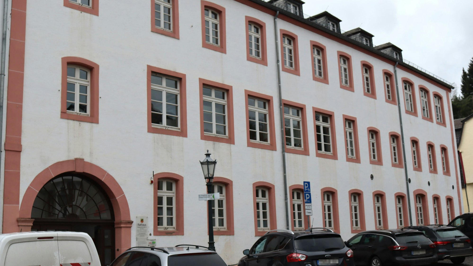 Die Außenansicht des Grundschulgebäudes.