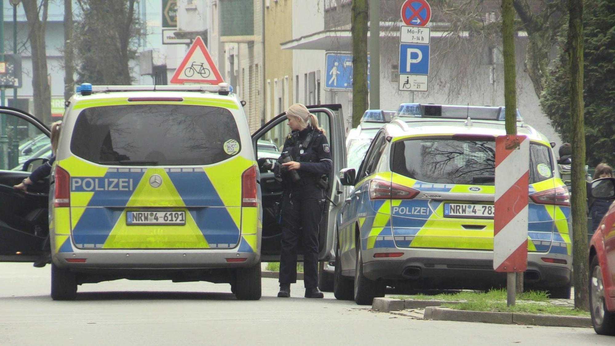Zwei Einsatzfahrzeuge der Polizei stehen am Tatort. In Duisburg sind zwei Kinder schwer verletzt worden. „Wir gehen von einer Straftat aus“, sagte eine Polizeisprecherin am Mittwoch.