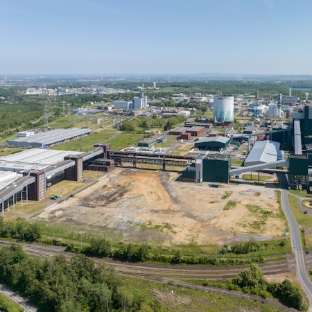 Das Luftbild zeigt einen Überblick über das Goldenbergkraftwerk und die Fabrik Berrenrath auf dem Knapsacker Hügel.