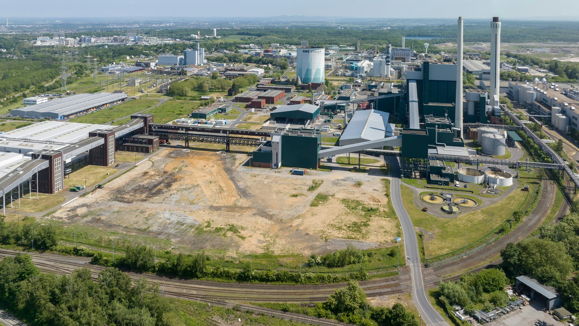 Das Luftbild zeigt einen Überblick über das Goldenbergkraftwerk und die Fabrik Berrenrath auf dem Knapsacker Hügel.