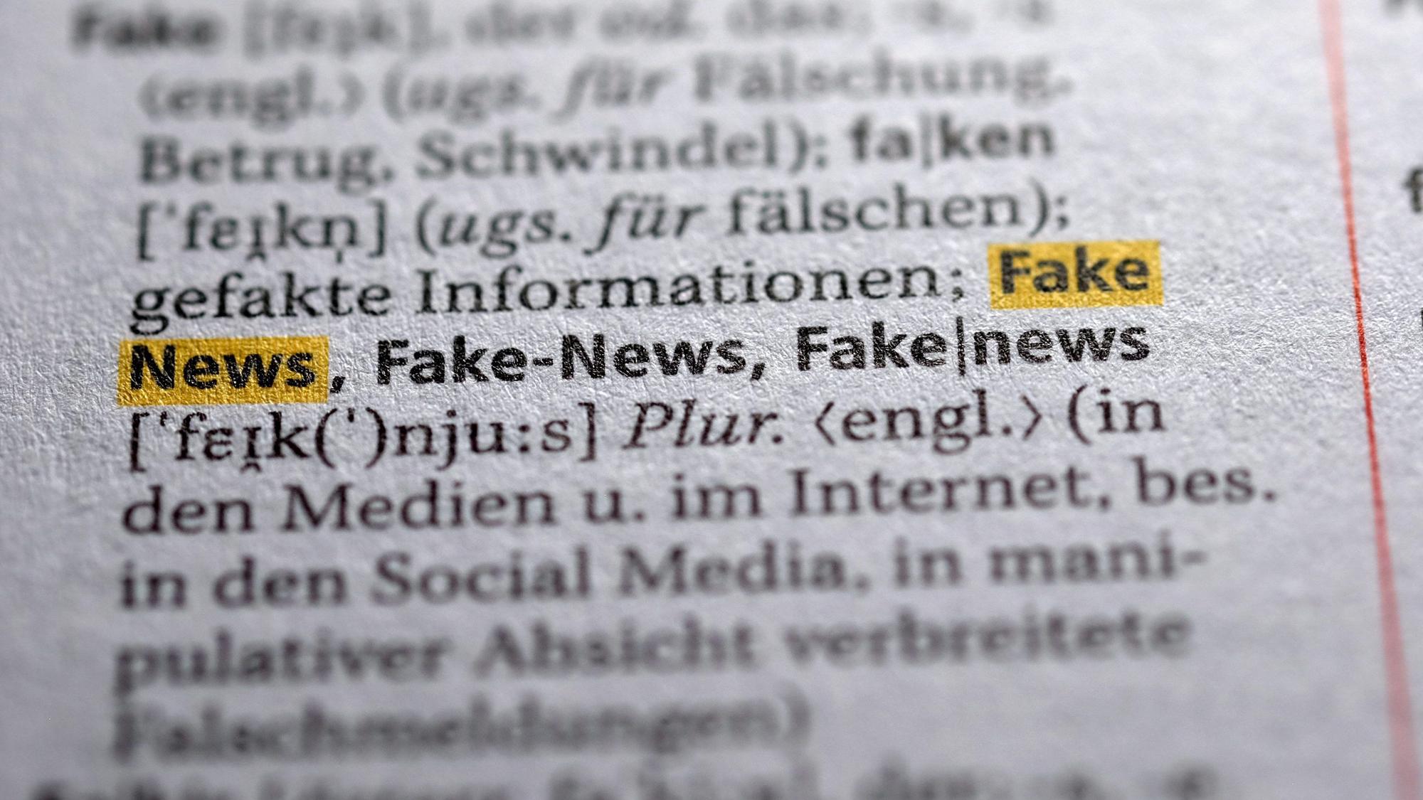 Der Begriff „Fake-News“ für Falschnachrichten ist im neuen Duden zu sehen.