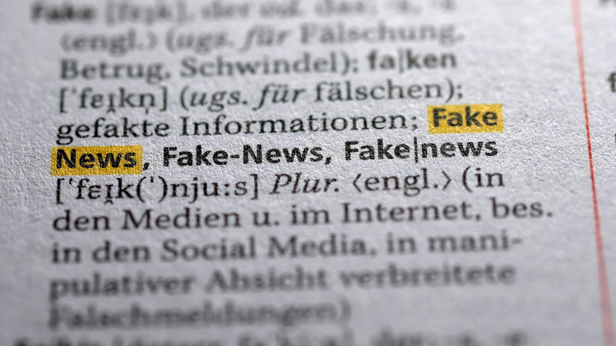 Der Begriff „Fake-News“ für Falschnachrichten ist im neuen Duden zu sehen.