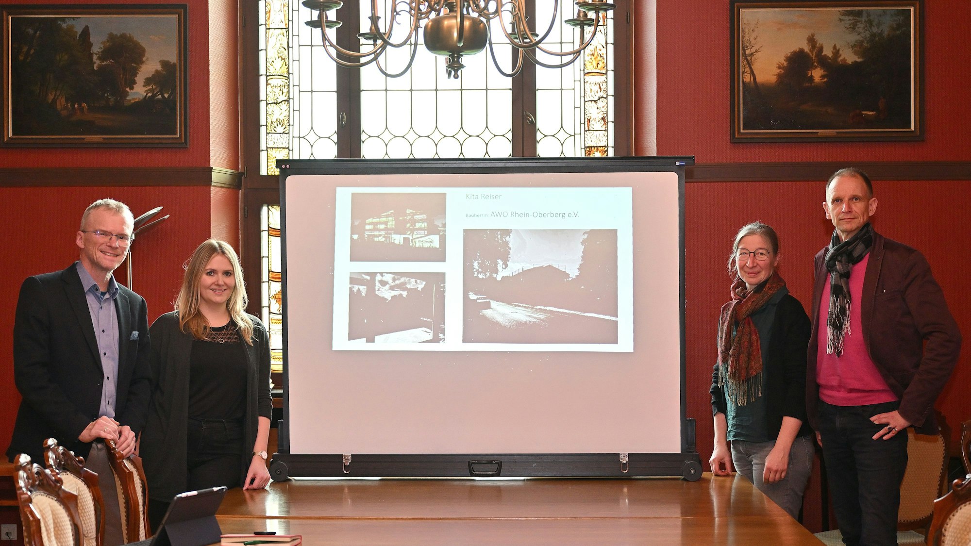 Bürgermeister Frank Stein, Julia Austermühle und Claudia Werker aus dem Fachbereich sowie der Beigerodnete Ragnar Migenda bei der Pressekonferenz im Gladbacher Ratssaal.