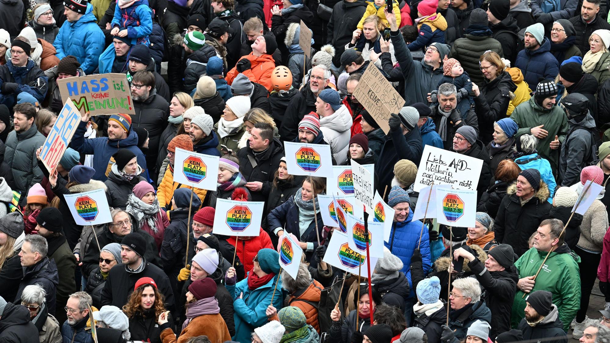 Tausende demonstrieren gegen Rechtsextremismus. Die Demonstrationen sind eine Reaktion auf Recherchen des Medienkollektivs „Correctiv“