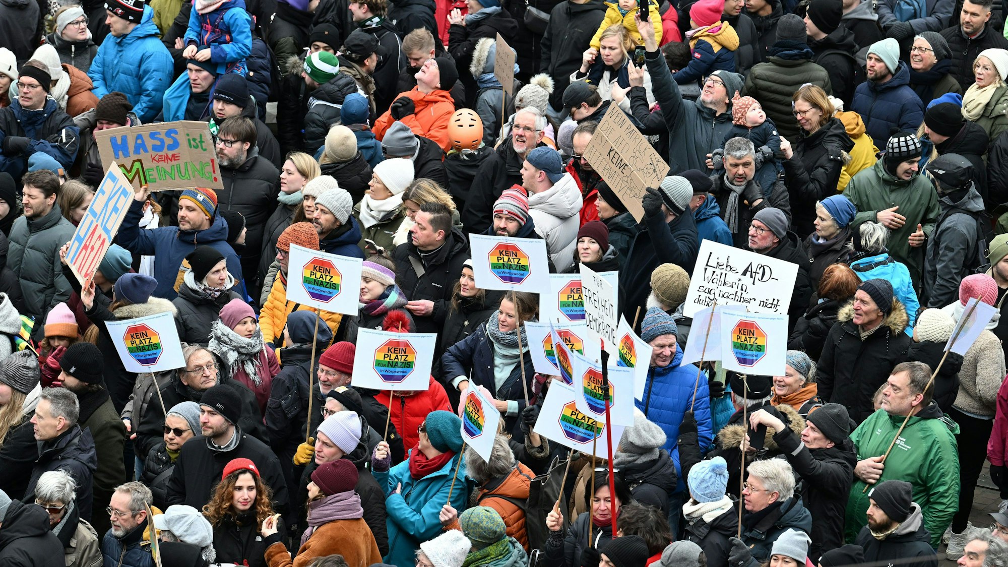 Tausende demonstrieren gegen Rechtsextremismus. Die Demonstrationen sind eine Reaktion auf Recherchen des Medienkollektivs „Correctiv“