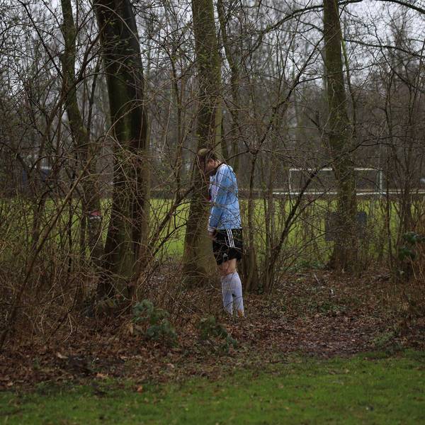 Meerbusch, Deutschland, Bezirksliga Gruppe 2, Rückrunde, FC Büderich - TUS Grevenbroich 3-2 am 05.3. 2017 im Stadion am Eisenbrand in Meerbusch bei Düsseldorf. Ein Spieler des FC Büderich mußte auf dem Weg von der Kabine zum Spielfeld einem dringendem Bedürfnis nachgeben und suchte sich dafür das Gestrüpp am Wegesrand aus.
Meerbusch Germany District League Group 2 Re round FC Büderich TUS Grevenbroich 3 2 at 05 3 2017 in Stadium at Eisenbrand in Meerbusch at Dusseldorf a Players the FC Büderich had on the Way from the Cabin to Playing field a urgent Need down and looking for to for it the Scrub at Wegesrand out
