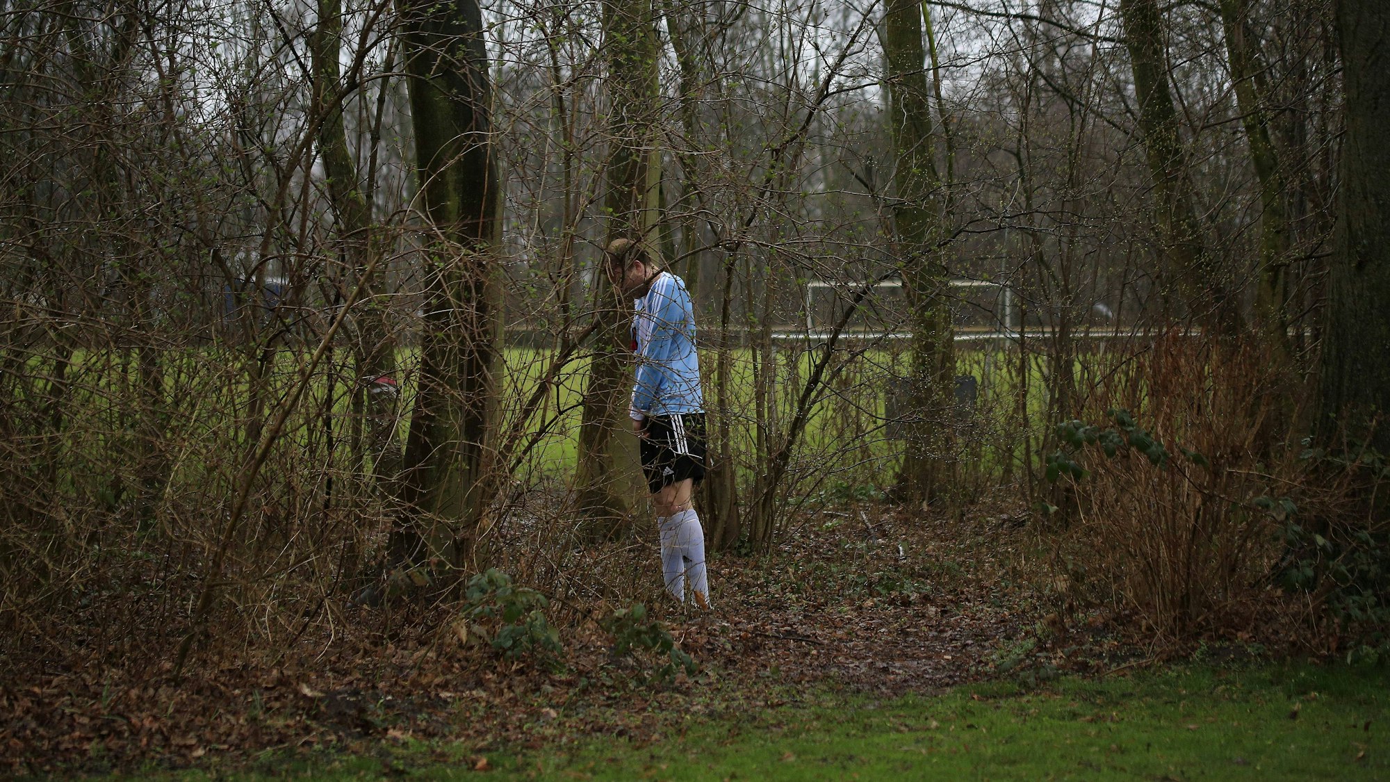 Meerbusch, Deutschland, Bezirksliga Gruppe 2, Rückrunde, FC Büderich - TUS Grevenbroich 3-2 am 05.3. 2017 im Stadion am Eisenbrand in Meerbusch bei Düsseldorf. Ein Spieler des FC Büderich mußte auf dem Weg von der Kabine zum Spielfeld einem dringendem Bedürfnis nachgeben und suchte sich dafür das Gestrüpp am Wegesrand aus.
Meerbusch Germany District League Group 2 Re round FC Büderich TUS Grevenbroich 3 2 at 05 3 2017 in Stadium at Eisenbrand in Meerbusch at Dusseldorf a Players the FC Büderich had on the Way from the Cabin to Playing field a urgent Need down and looking for to for it the Scrub at Wegesrand out