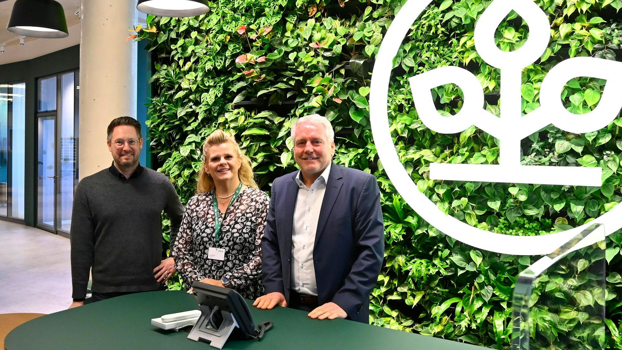 Durch das Gebäude führten (v.r.) Frank Mäuer, Jessica Lammerich und Jan Vankerkom.