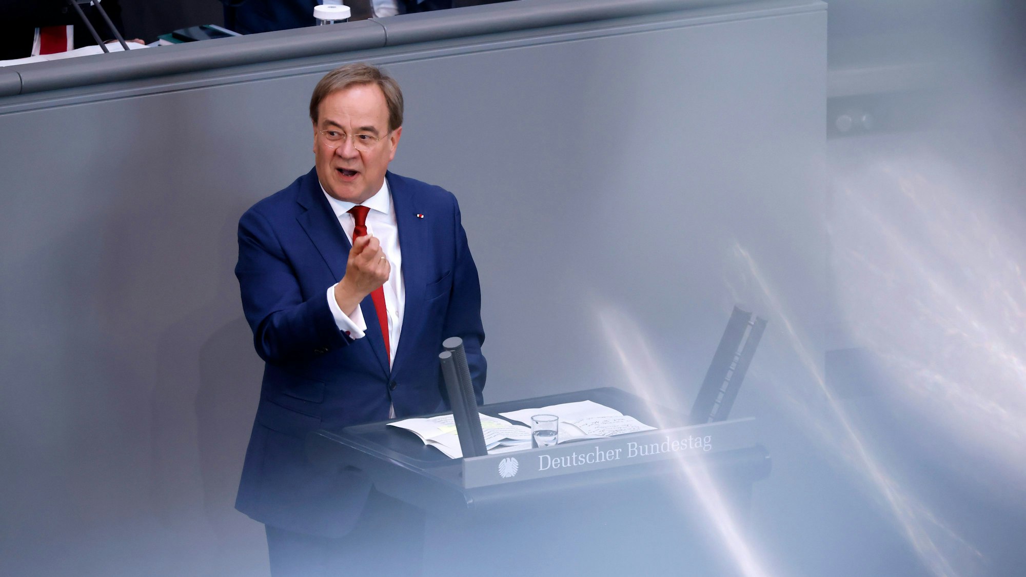 Politiker Armin Laschet (CDU) bei einer Sitzung des Deutschen Bundestages im Reichstagsgebäude.