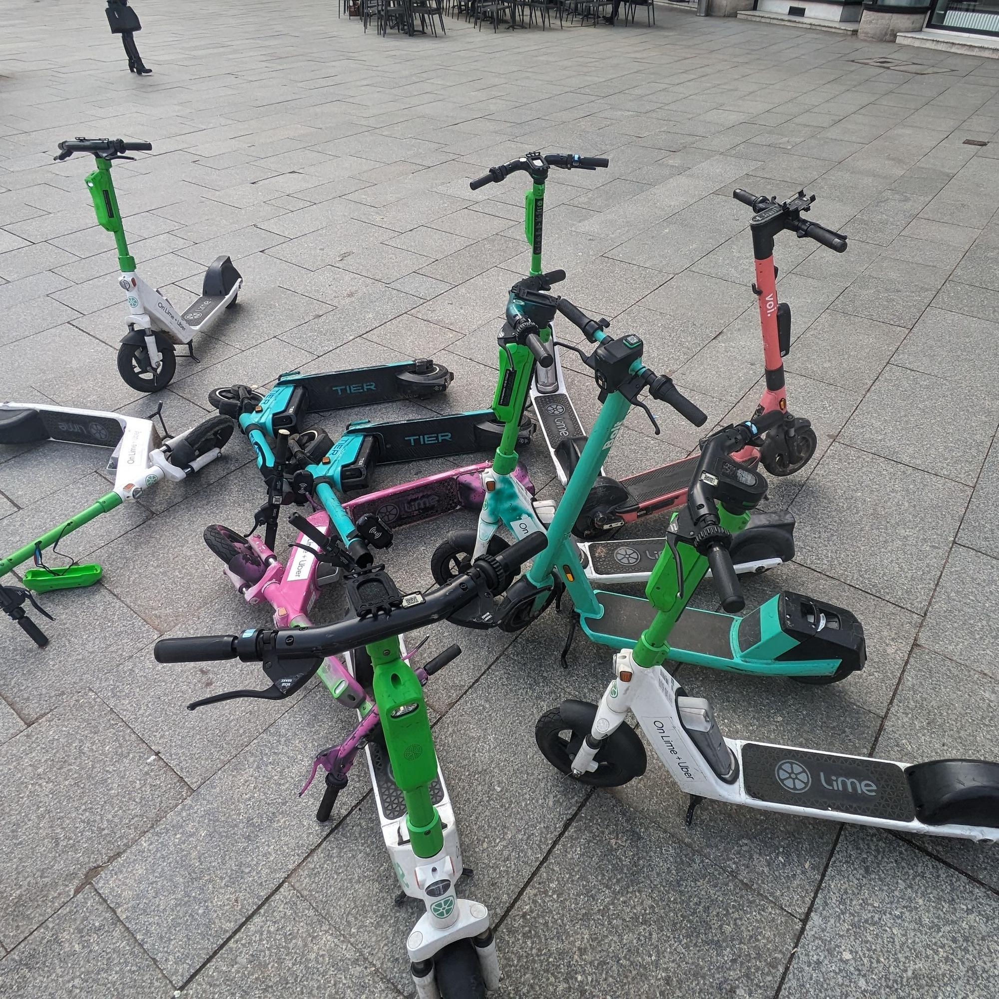 Viele Nutzer stellen die E-Scooter am Kölner Hauptbahnhof völlig chaotisch ab.