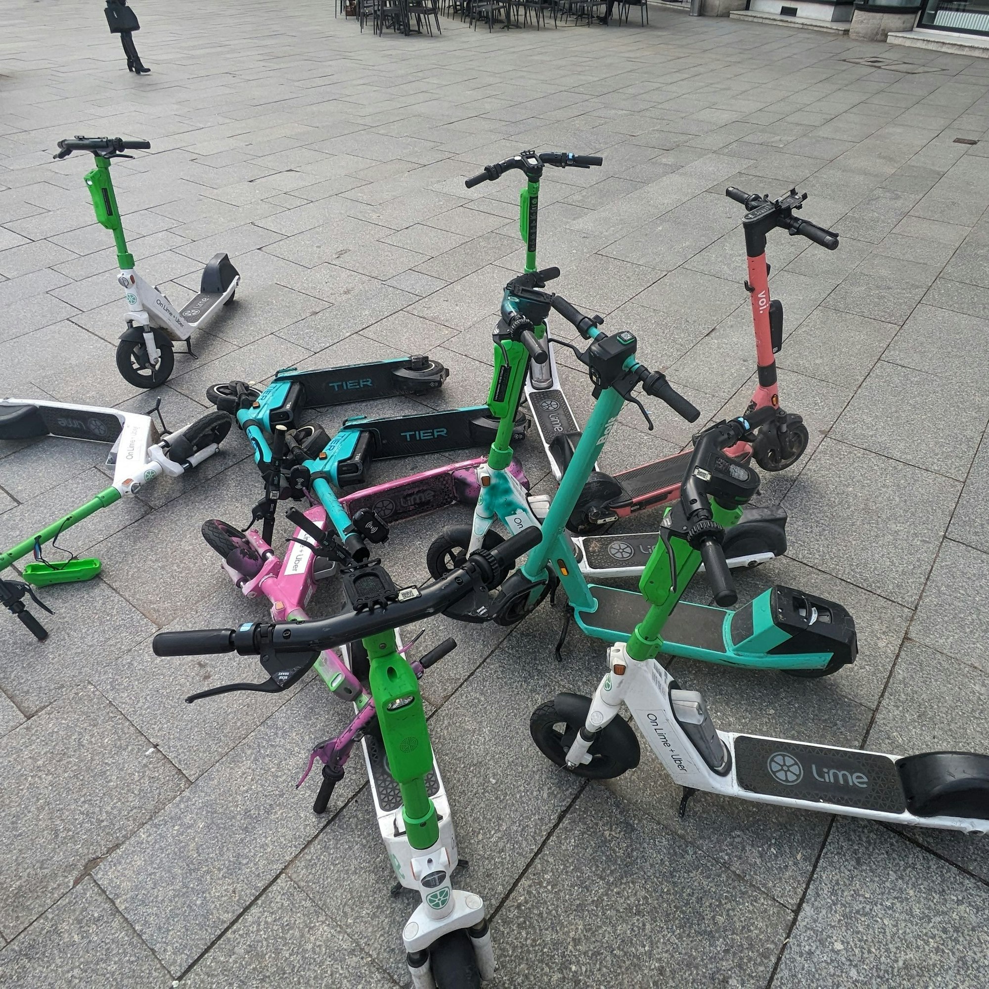 Viele Nutzer stellen die E-Scooter am Kölner Hauptbahnhof völlig chaotisch ab.