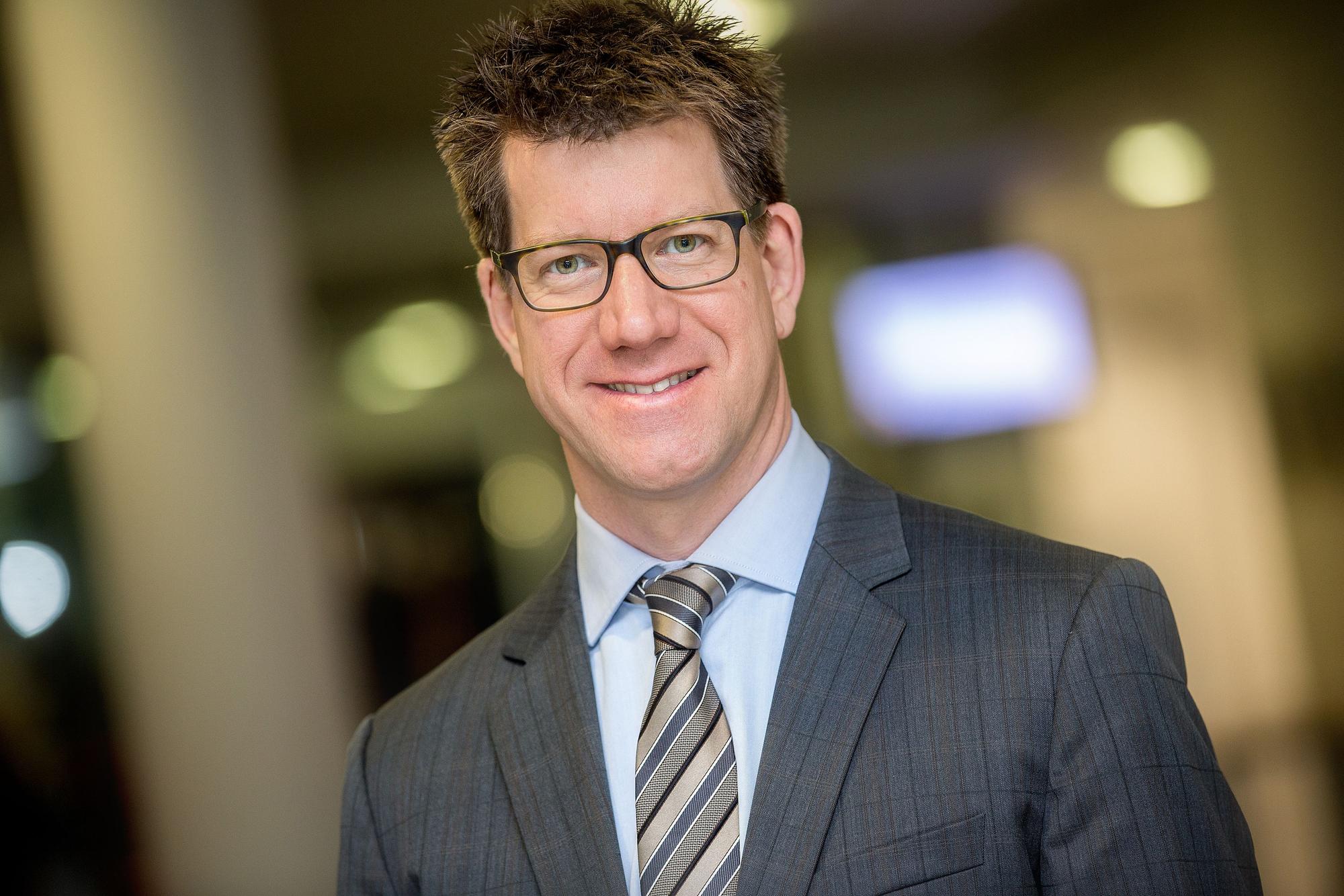 Professor Wolfgang Ketter ist Inhaber des Lehrstuhls für Wirtschaftsinformatik (KI und Nachhaltigkeit) an der Universität zu Köln und Koordinator der Forschungsinitiative "Sustainable Smart Energy and Mobility". Er forscht zu KI, nachhaltiger Energie und Mobilität sowie zur Zukunft der Arbeit. Außerdem ist er energiepolitischer Berater der Bundesregierung und Mitglied des Global Future Council des Weltwirtschaftsforums in Davos.