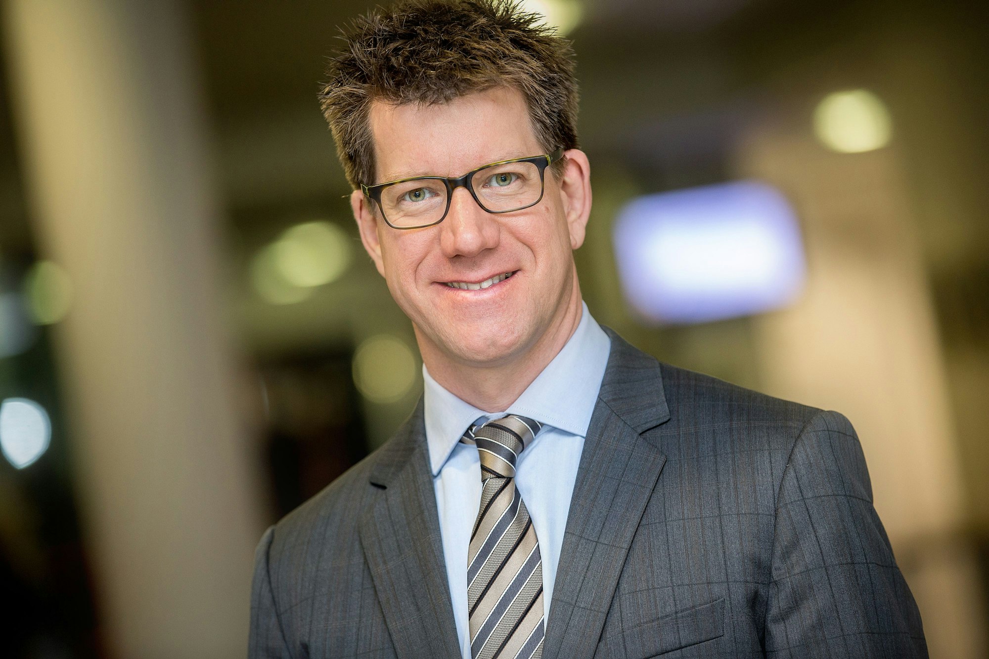 Professor Wolfgang Ketter ist Inhaber des Lehrstuhls für Wirtschaftsinformatik (KI und Nachhaltigkeit) an der Universität zu Köln und Koordinator der Forschungsinitiative "Sustainable Smart Energy and Mobility". Er forscht zu KI, nachhaltiger Energie und Mobilität sowie zur Zukunft der Arbeit. Außerdem ist er energiepolitischer Berater der Bundesregierung und Mitglied des Global Future Council des Weltwirtschaftsforums in Davos.
