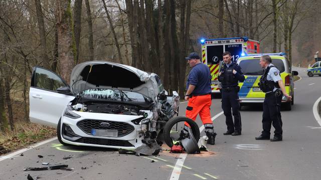 Bei einem Zusammenstoß auf der Landstraße 317 sind zwei Menschen verletzt worden. in Auto überschlug sich und stürzte eine etwa drei Meter Tiefe Böschung hinunter.