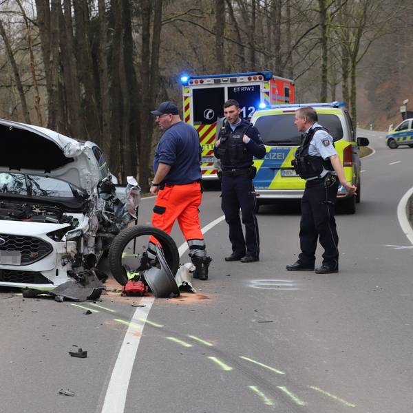 Bei einem Zusammenstoß auf der Landstraße 317 sind zwei Menschen verletzt worden. in Auto überschlug sich und stürzte eine etwa drei Meter Tiefe Böschung hinunter.