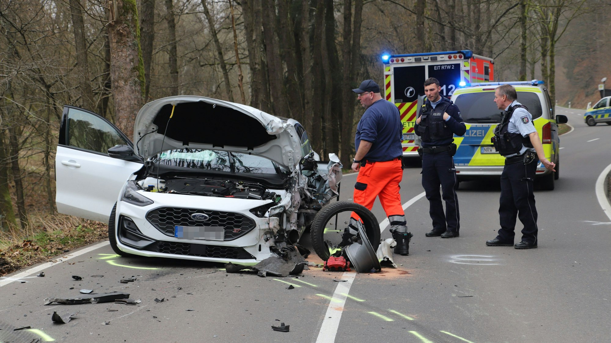 Bei einem Zusammenstoß auf der Landstraße 317 sind zwei Menschen verletzt worden. in Auto überschlug sich und stürzte eine etwa drei Meter Tiefe Böschung hinunter.