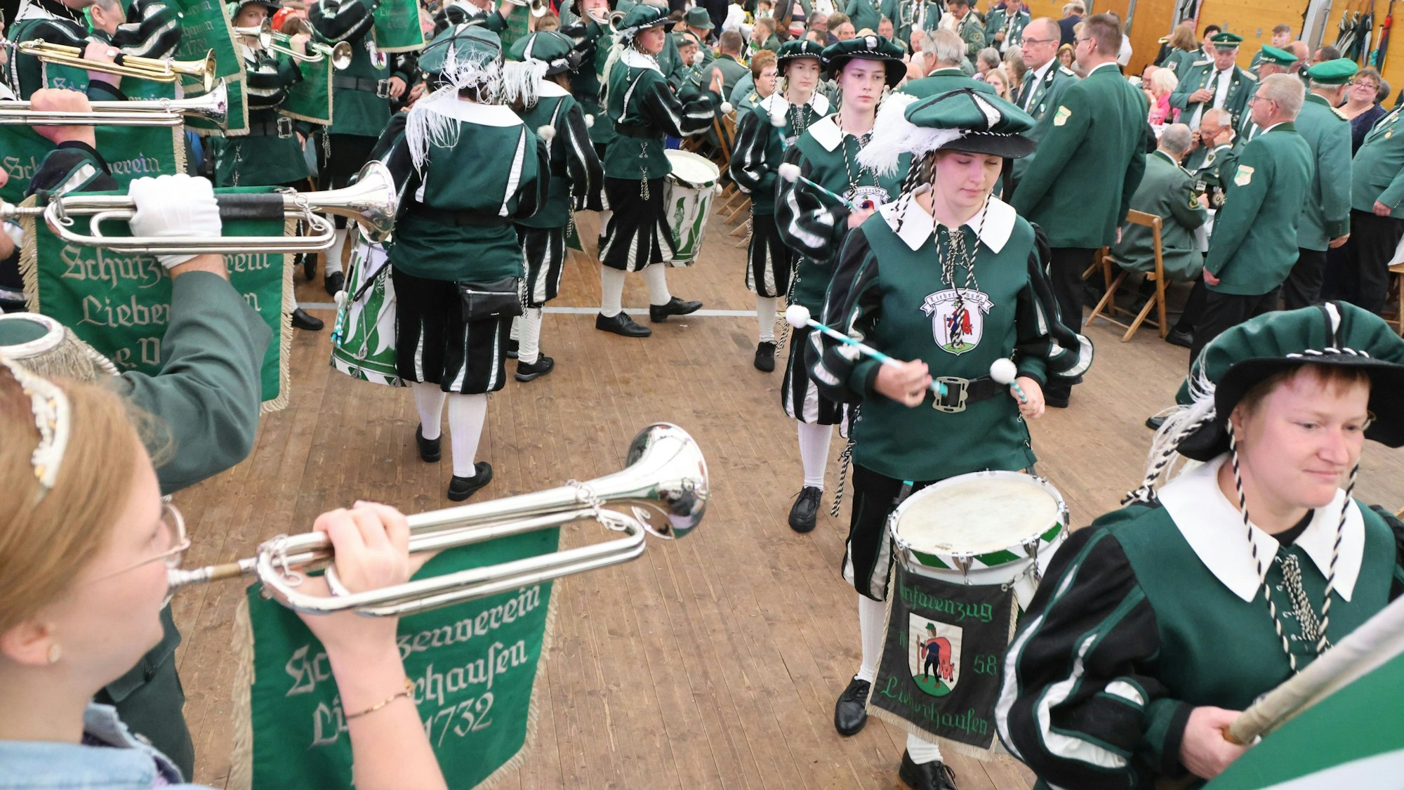 Ein Musikzug spielt bei einem Schützenfest in einem Festzelt.