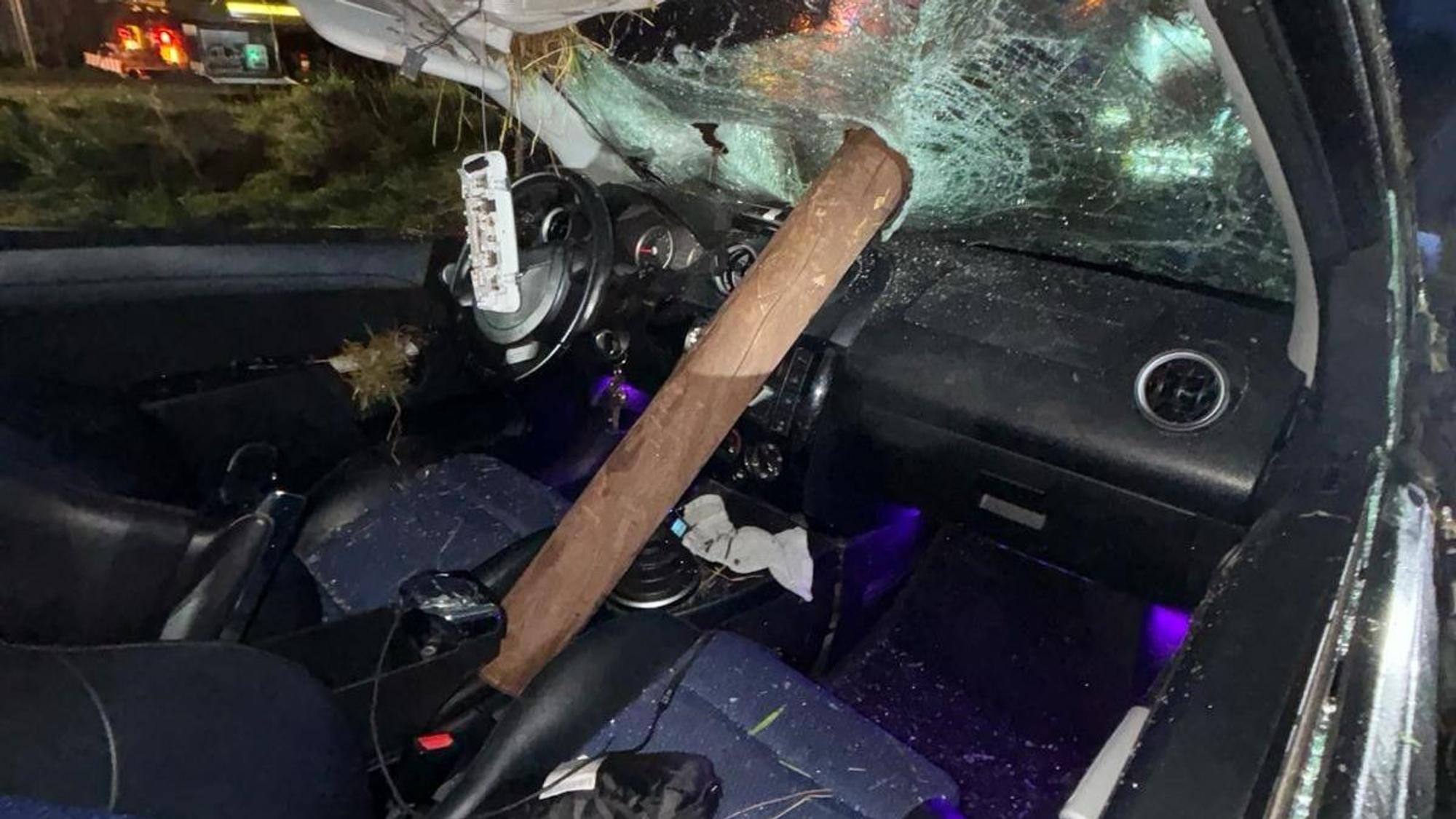 Der Zaunpfahl verfehlte den 21-jährigen Fahrer nur knapp.