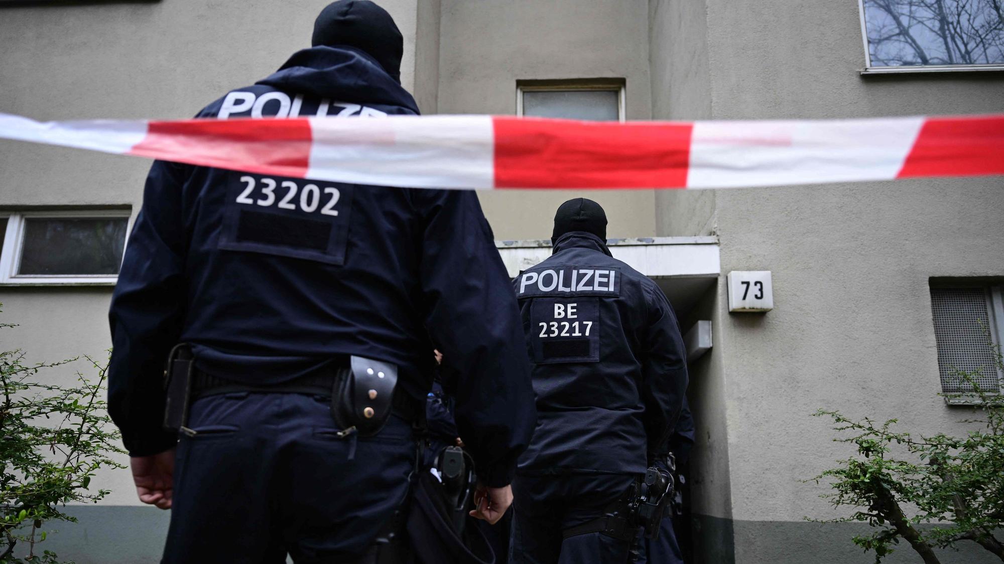Mehrere Polizisten vor einem Wohnhaus in Berlin-Kreuzberg, in dem sich die ehemalige RAF-Terroristin Daniela Klette über mehrere Jahre versteckt hatte. Am Mittwoch soll ein möglicher Komplize festgenommen worden sein.