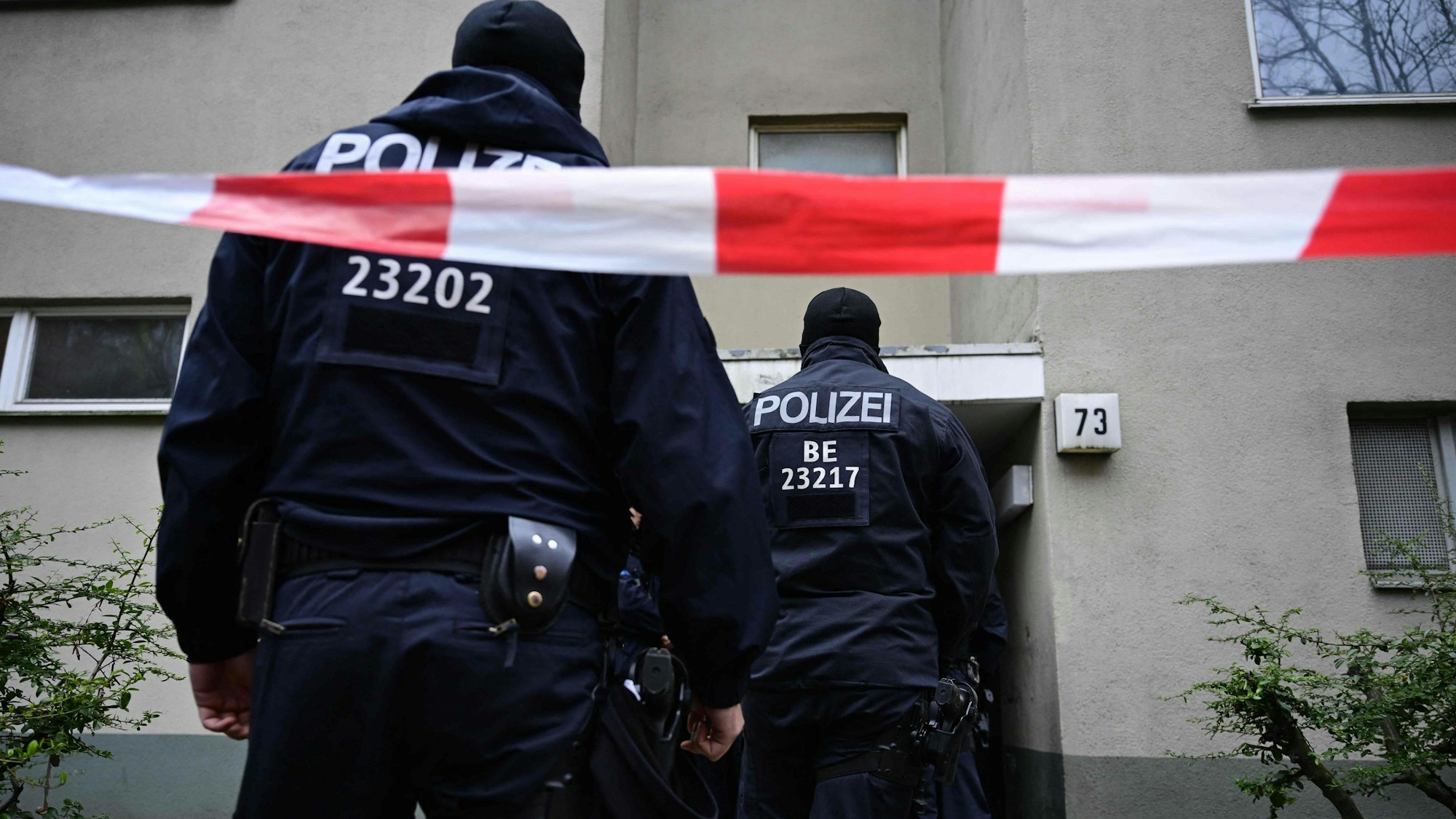 Mehrere Polizisten vor einem Wohnhaus in Berlin-Kreuzberg, in dem sich die ehemalige RAF-Terroristin Daniela Klette über mehrere Jahre versteckt hatte. Am Mittwoch soll ein möglicher Komplize festgenommen worden sein.