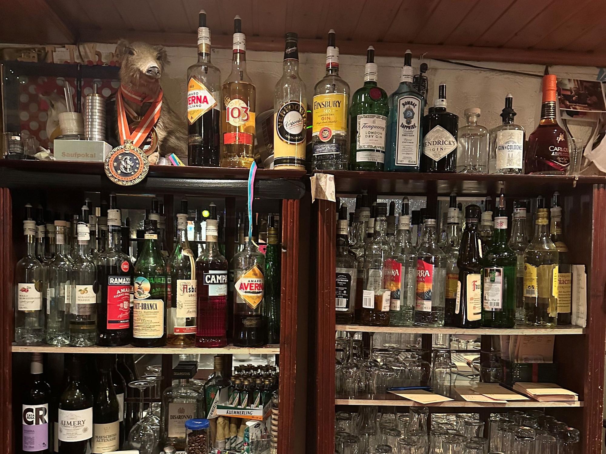Kölsch Kneipe Greesberger am Eigelstein, großer Schrank mit vielen Schnapssorten.