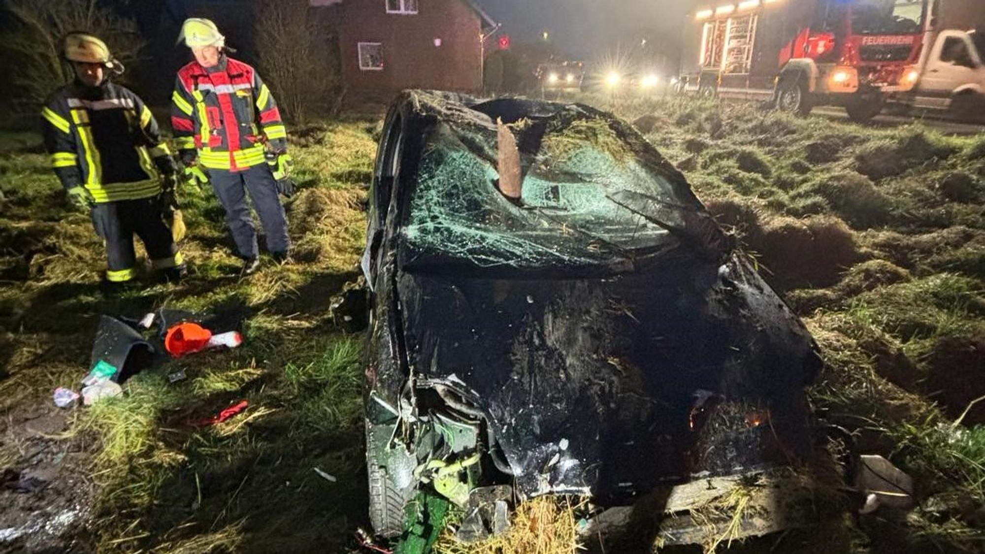 Das Auto überschlug sich mehrfach und wurde von einem Zaunpfahl durchbohrt.