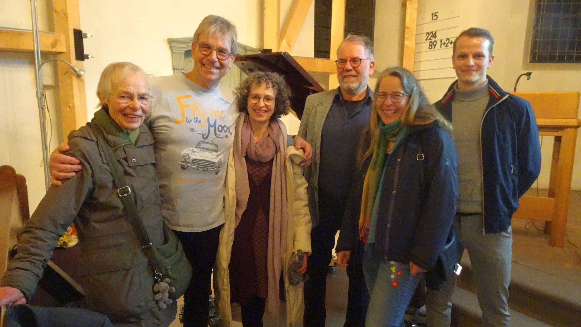 Beim Benefiz-Konzert in der Buschhovener Versöhnungskirche begrüßte Pianist und Pilot Axel Graumann (2.v.l.) viele Familienmitglieder, darunter waren zwei Cousinen, Neffe Jona Pütz aus Hamburg und seine Tante Heidi aus Buschhoven (links). Mit dabei Gastgeber Lothar Kischbauer (2.v.r.) vom Kirchbauverein Buschhoven.