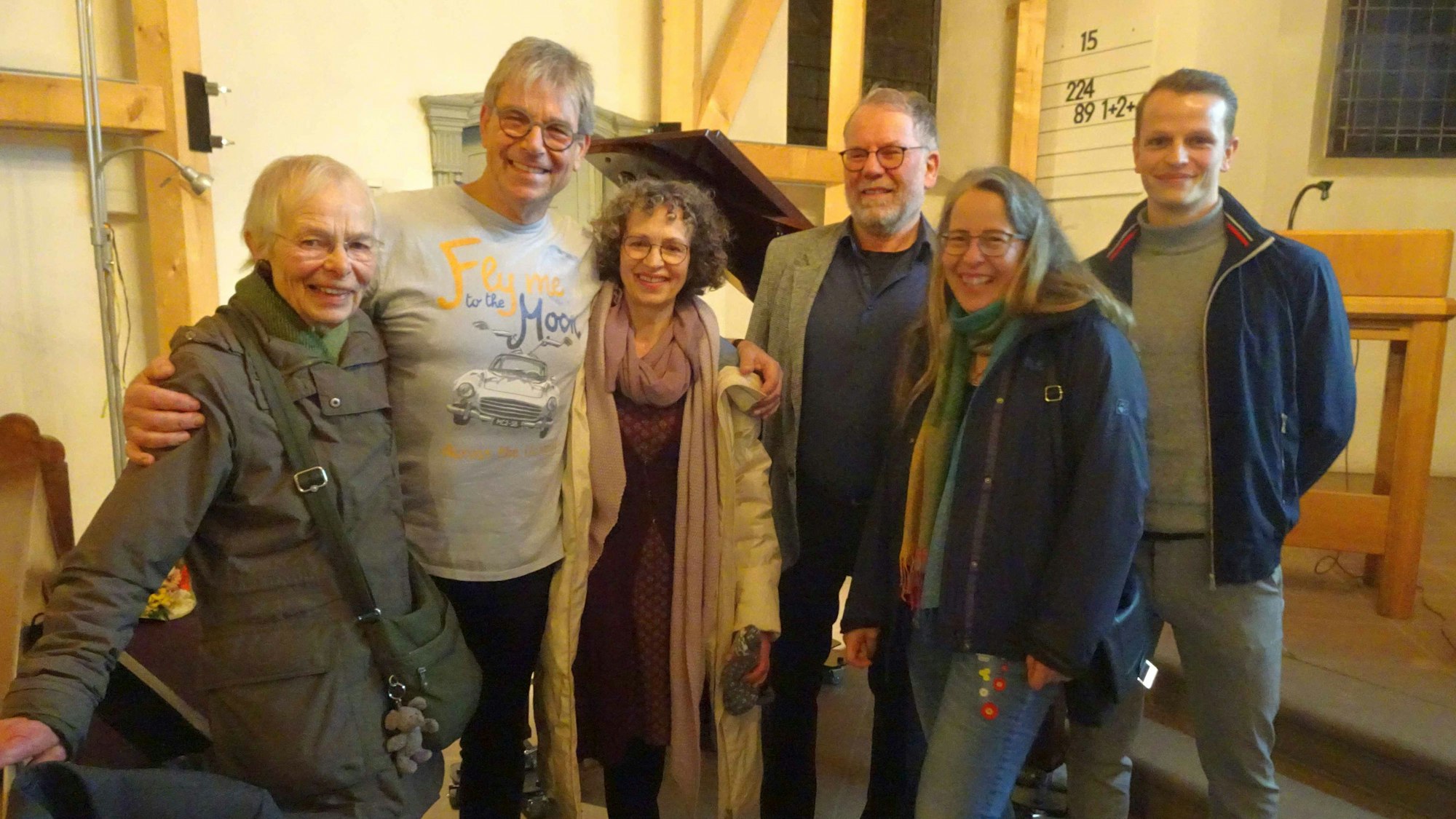 Beim Benefiz-Konzert in der Buschhovener Versöhnungskirche begrüßte Pianist und Pilot Axel Graumann (2.v.l.) viele Familienmitglieder, darunter waren zwei Cousinen, Neffe Jona Pütz aus Hamburg und seine Tante Heidi aus Buschhoven (links). Mit dabei Gastgeber Lothar Kischbauer (2.v.r.) vom Kirchbauverein Buschhoven.