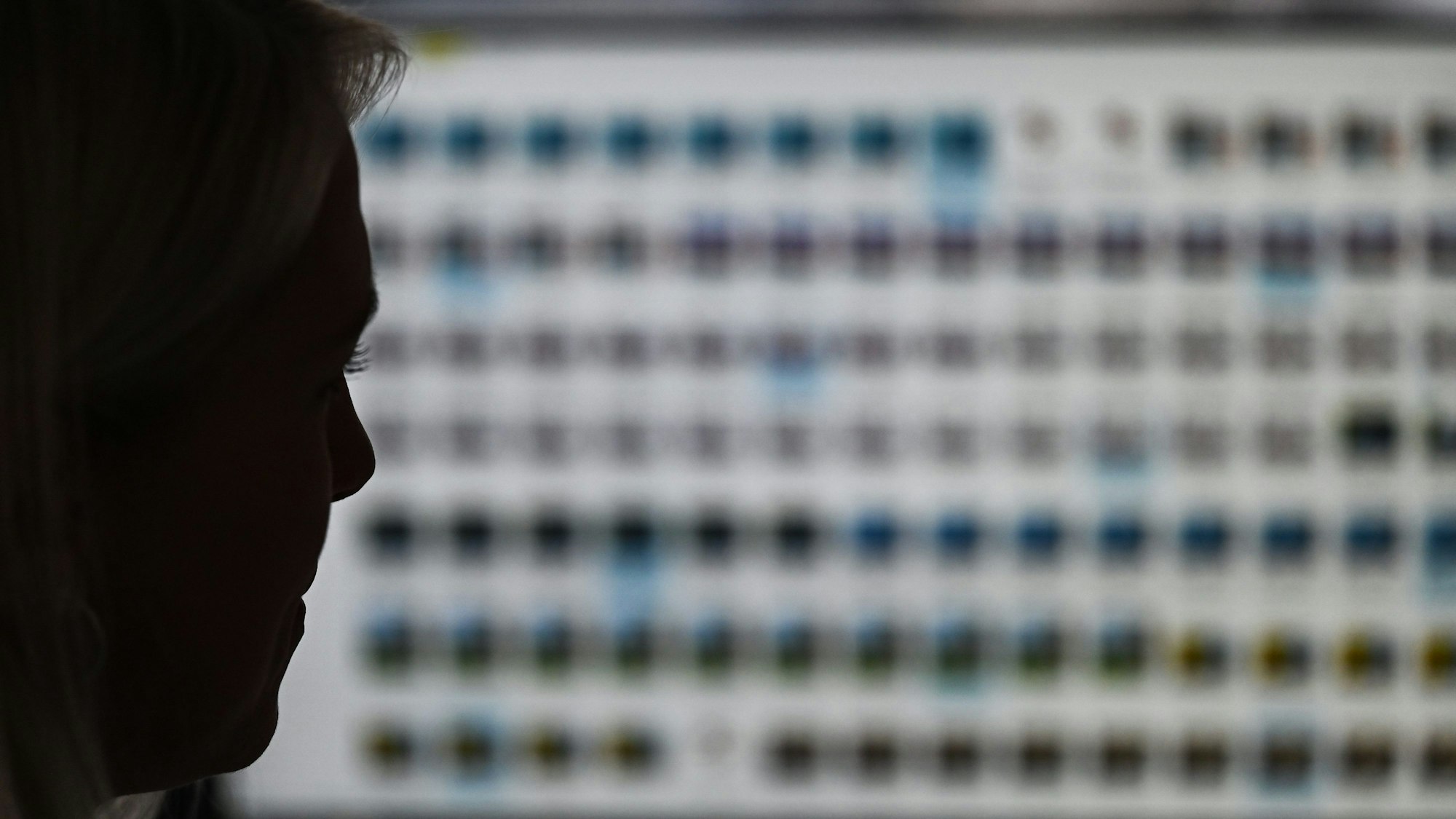 Ermittler begutachten oft tausende Fotos und Videos mit teils schlimmen Darstellungen von Kinder- und Jugendpornografie.