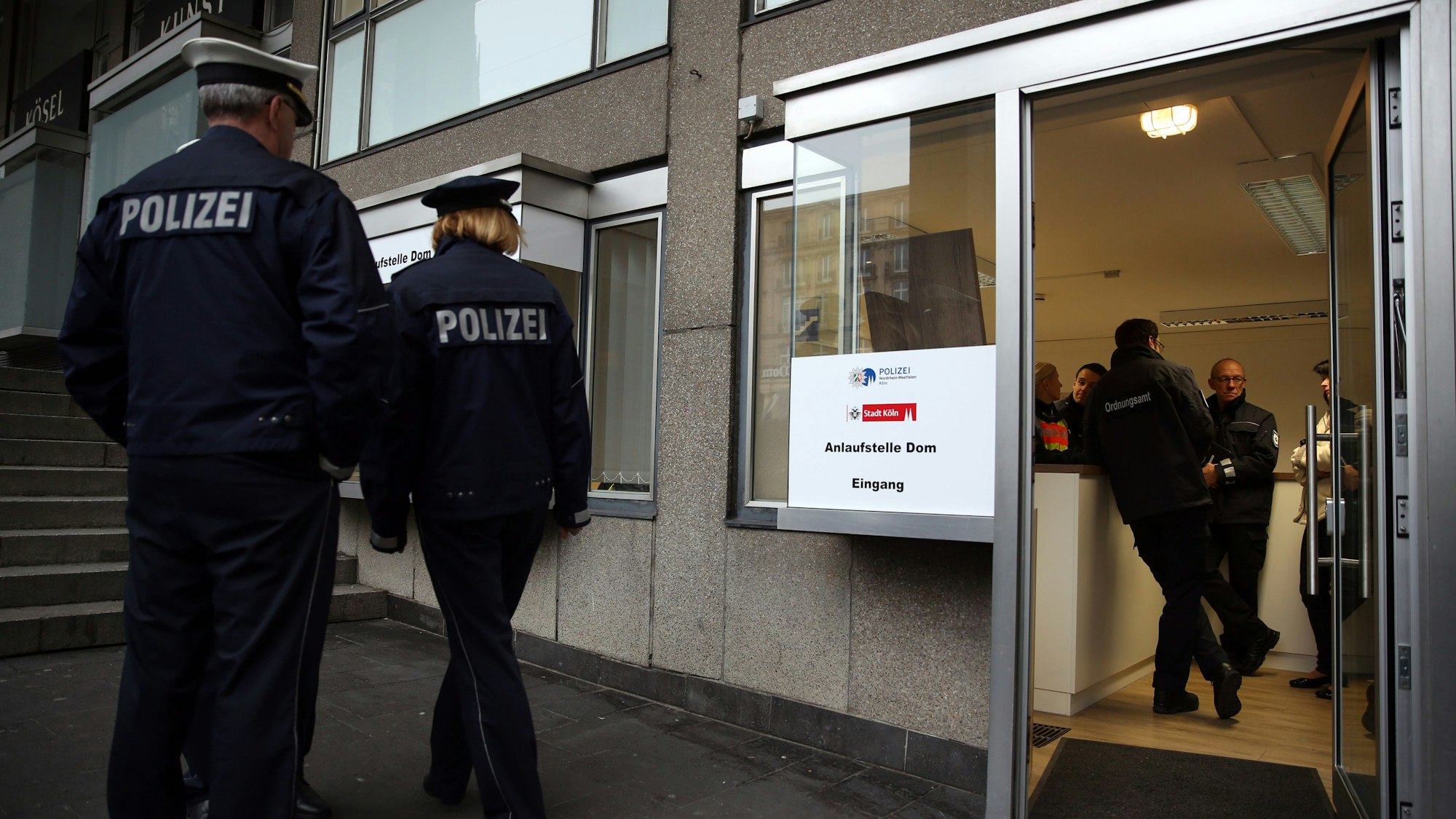 Etwas im Dunkeln: Die Anlaufstelle der Kölner Polizei im „Untergeschoss“ des Kurienhauses.