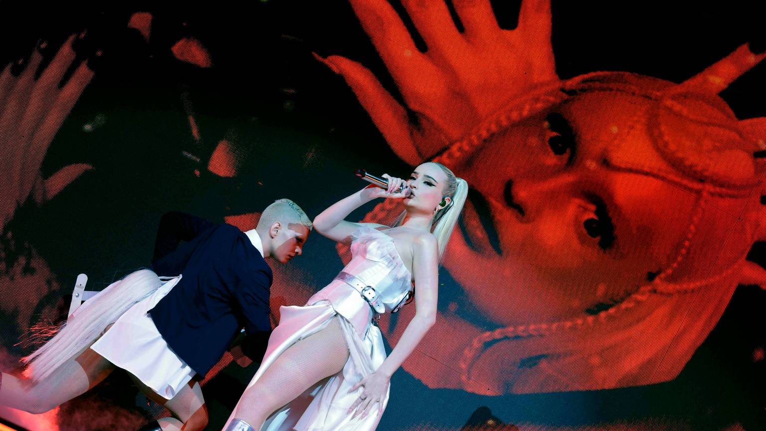 Kim Petras steht mit einem Tänzer auf der Bühne.