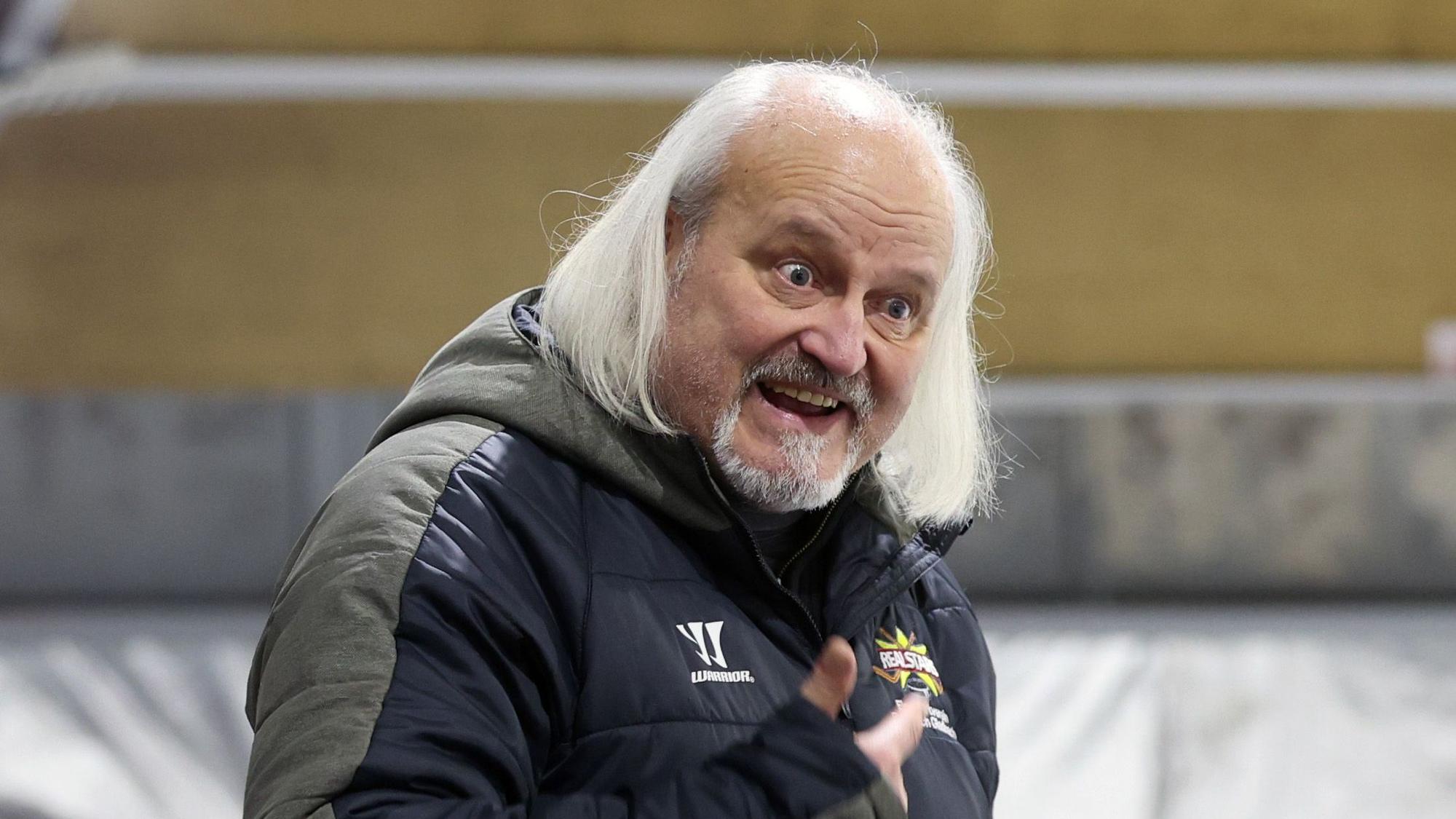 Realstars-Trainer Bernd Arnold freut sich am Spielfeldrand.