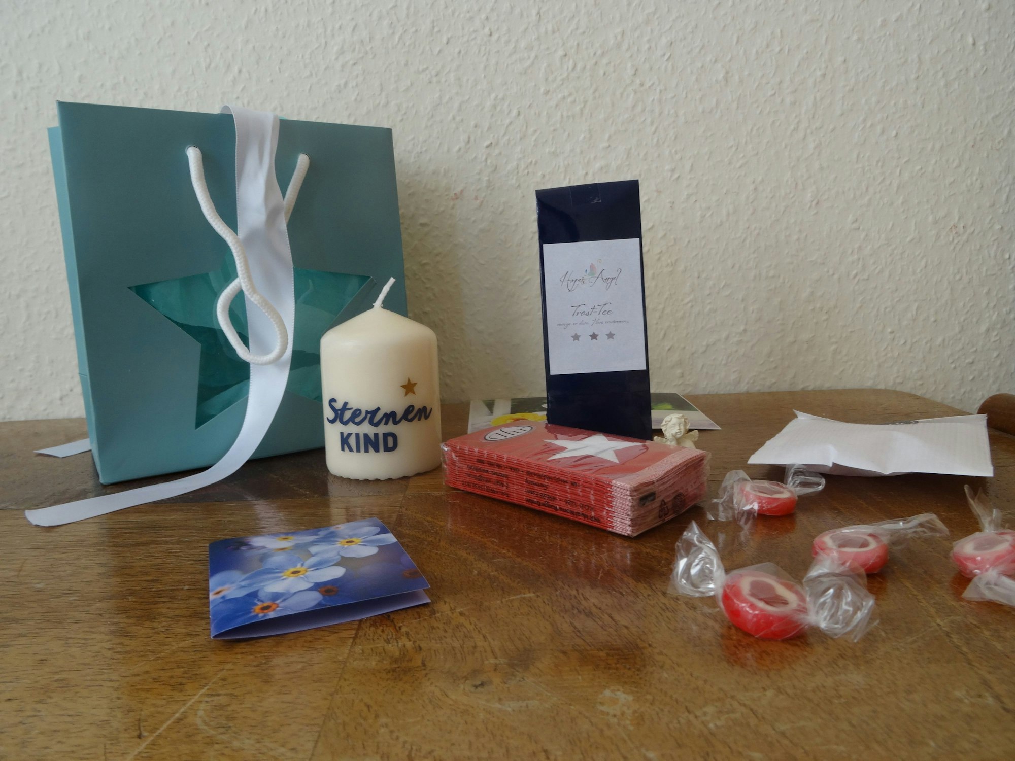 Eine Kerze, Süßigkeiten und viels mehr: Liebevolle Kleinigkeiten umrahmen das Angebot des Vereins.