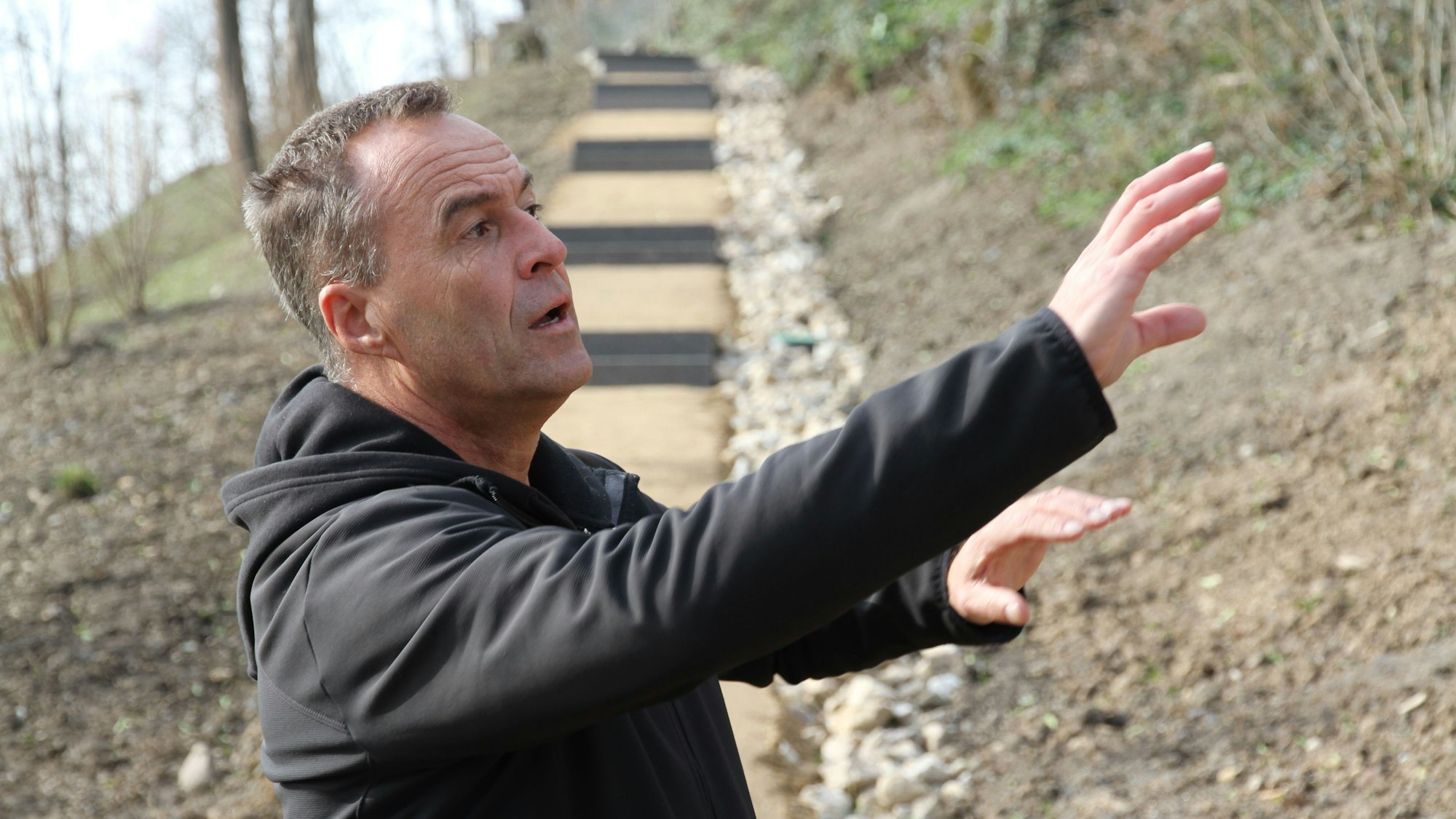 Ein Mann vor einer Treppe, die einen Berg hinauf führt