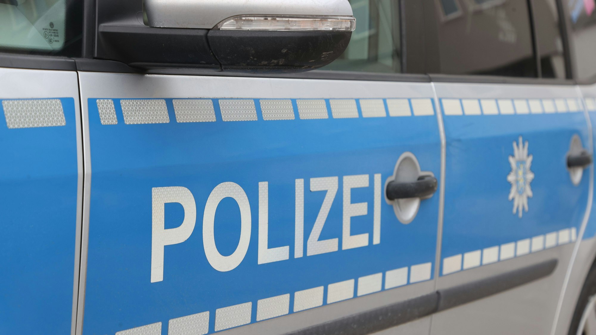 Die Seitentüre eines Polizeiautos.