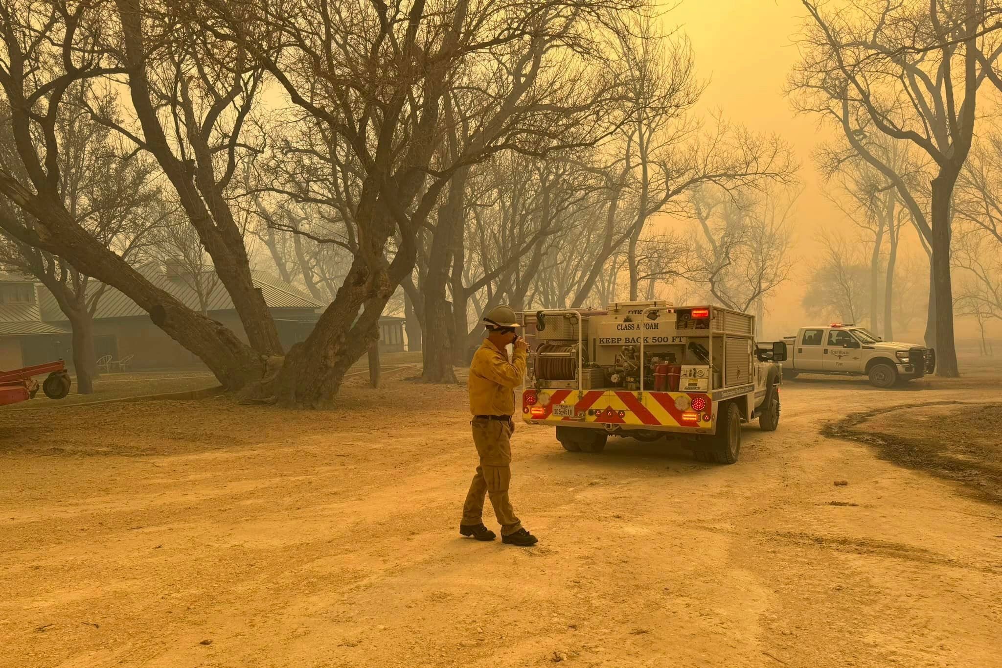Feuerwehrleute aus Flower Mound reagieren auf einen Brand im texanischen Panhandle.
