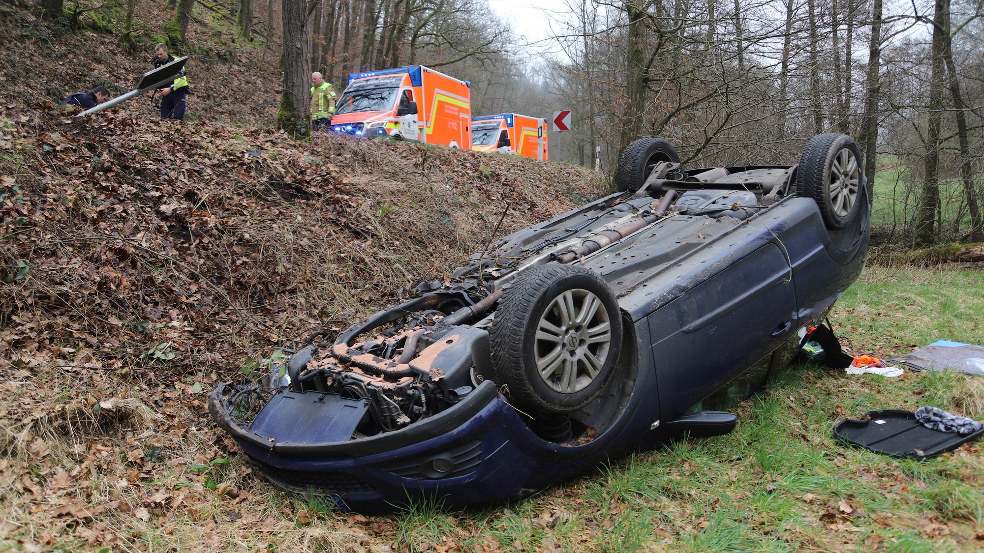 Eines der beiden Autos überschlug sich und stürzte eine etwa drei Meter Tiefe Böschung hinunter.