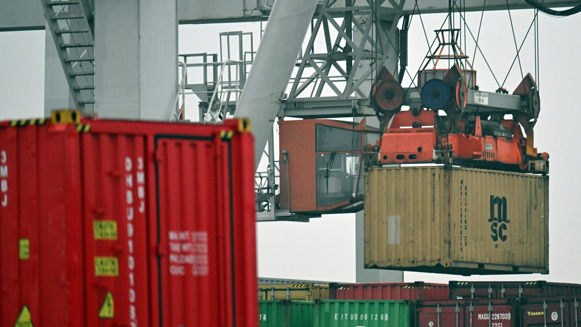 Container werden im Hafen verladen.