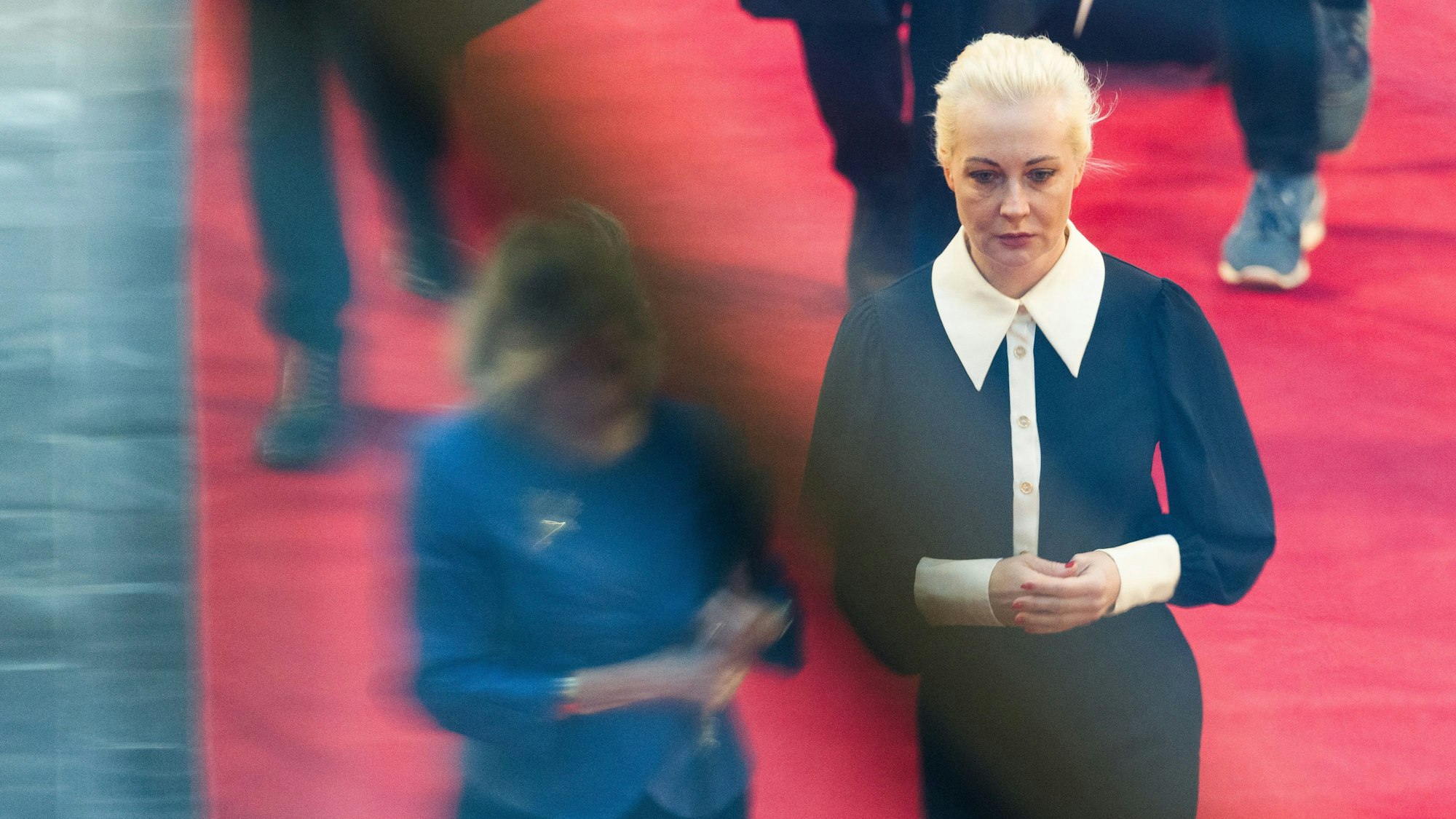 28.02.2024, Frankreich, Straßburg: Julia Nawalnaja, Witwe des russischen Oppositionellen Alexej Nawalny, kommt im Gebäude des Europäischen Parlaments an. Foto: Philipp von Ditfurth/dpa +++ dpa-Bildfunk +++
