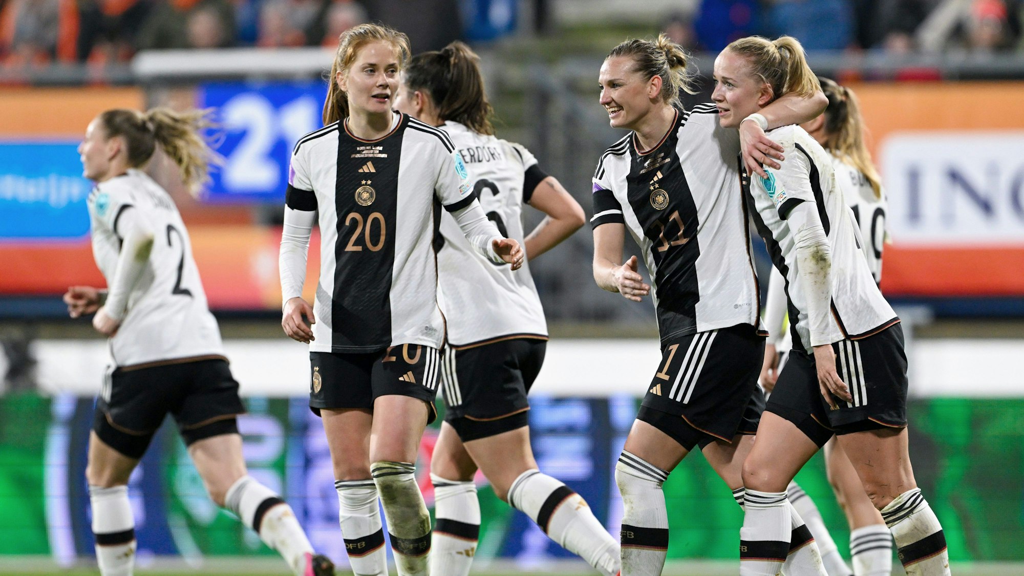 28.02.2024, Niederlande, Heerenveen: Fußball, Frauen: Nations League A Frauen, Niederlande - Deutschland, Play-off-Runde, Spiel um Platz 3, Abe-Lenstra-Stadion. Das deutsche Frauenteam feiert ihren 0:2 Führungstreffer. Foto: Federico Gambarini/dpa +++ dpa-Bildfunk +++