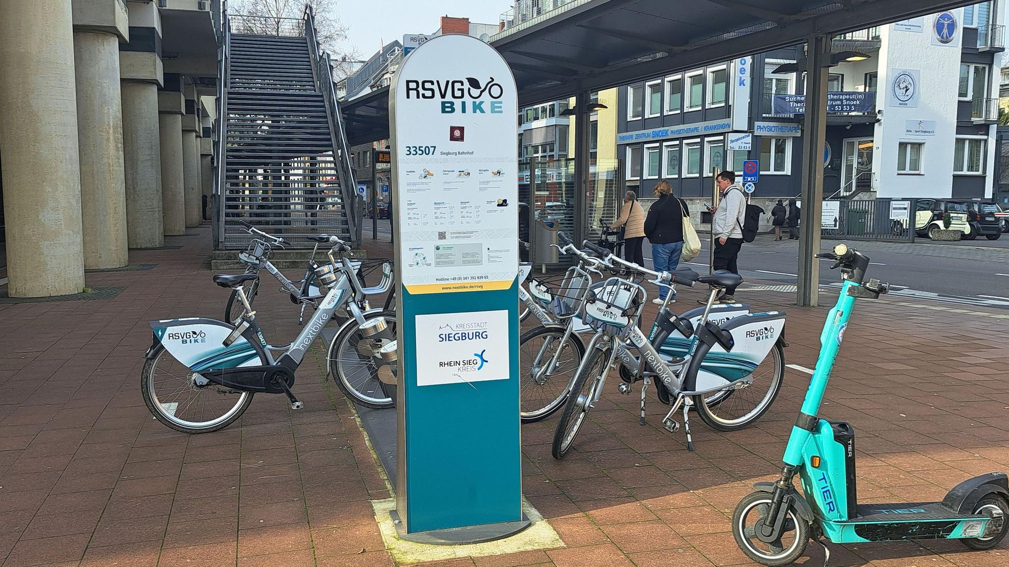 Vor dem Busbahnhof am Siegburger Bahnhof befindet sich eine Leihstation des RSVG-Bikes.