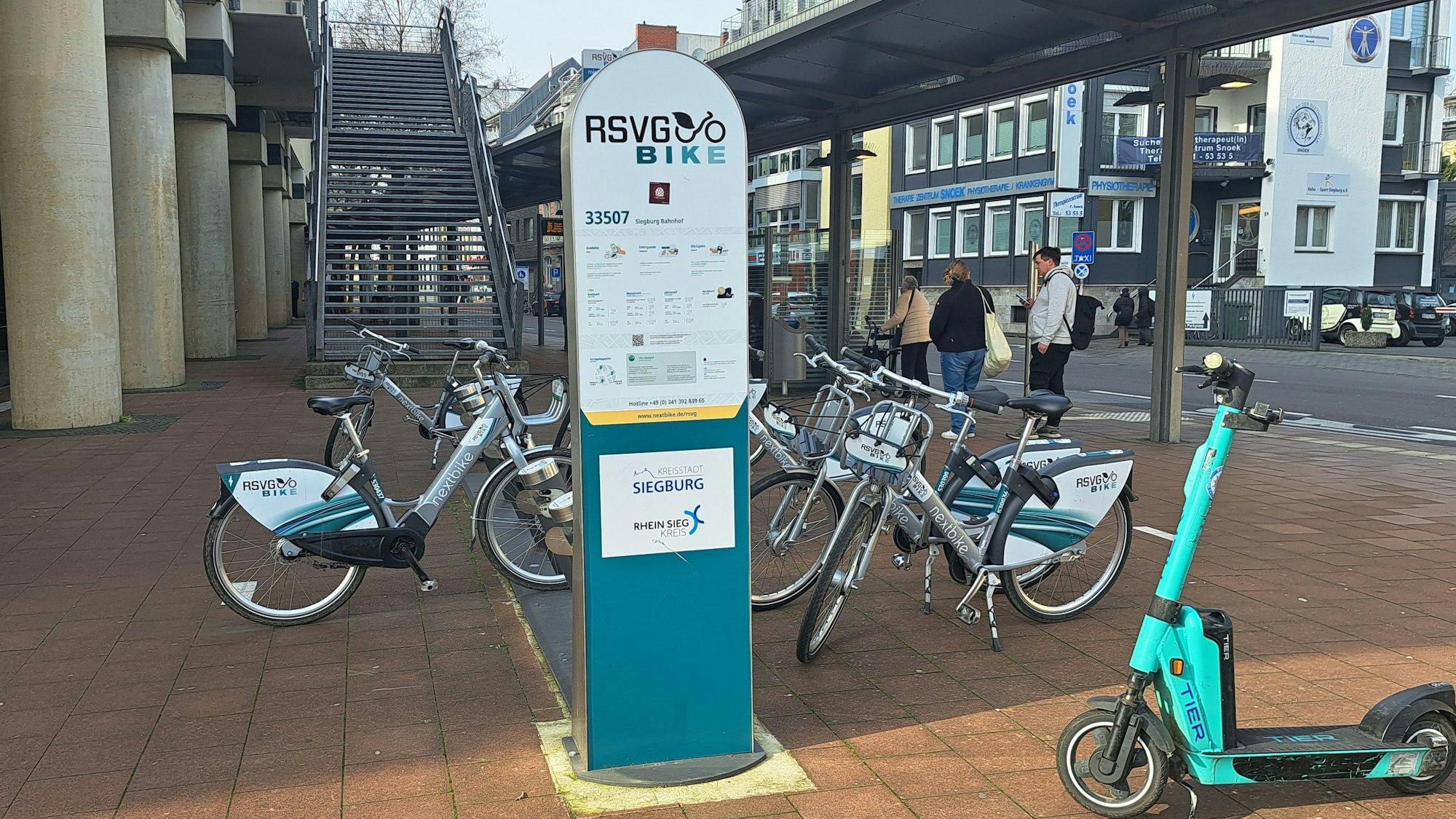 Vor dem Busbahnhof am Siegburger Bahnhof befindet sich eine Leihstation des RSVG-Bikes.