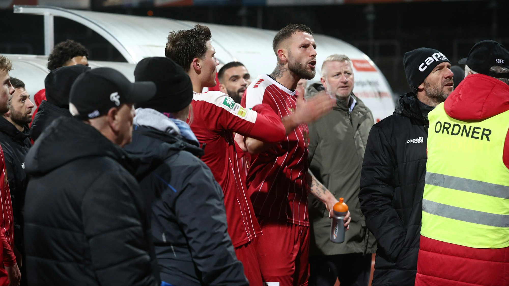 SC Fortuna Köln vs. 1. FC Düren, Mittelrheinpokal, Bitburger Pokal, Die Kölner Mannschaft wurde nach dem Spiel von den eigenen Fans beschimpft, Mitte: Dominik Lanius (Fortuna), 27.02.2024, Bild: Herbert Bucco