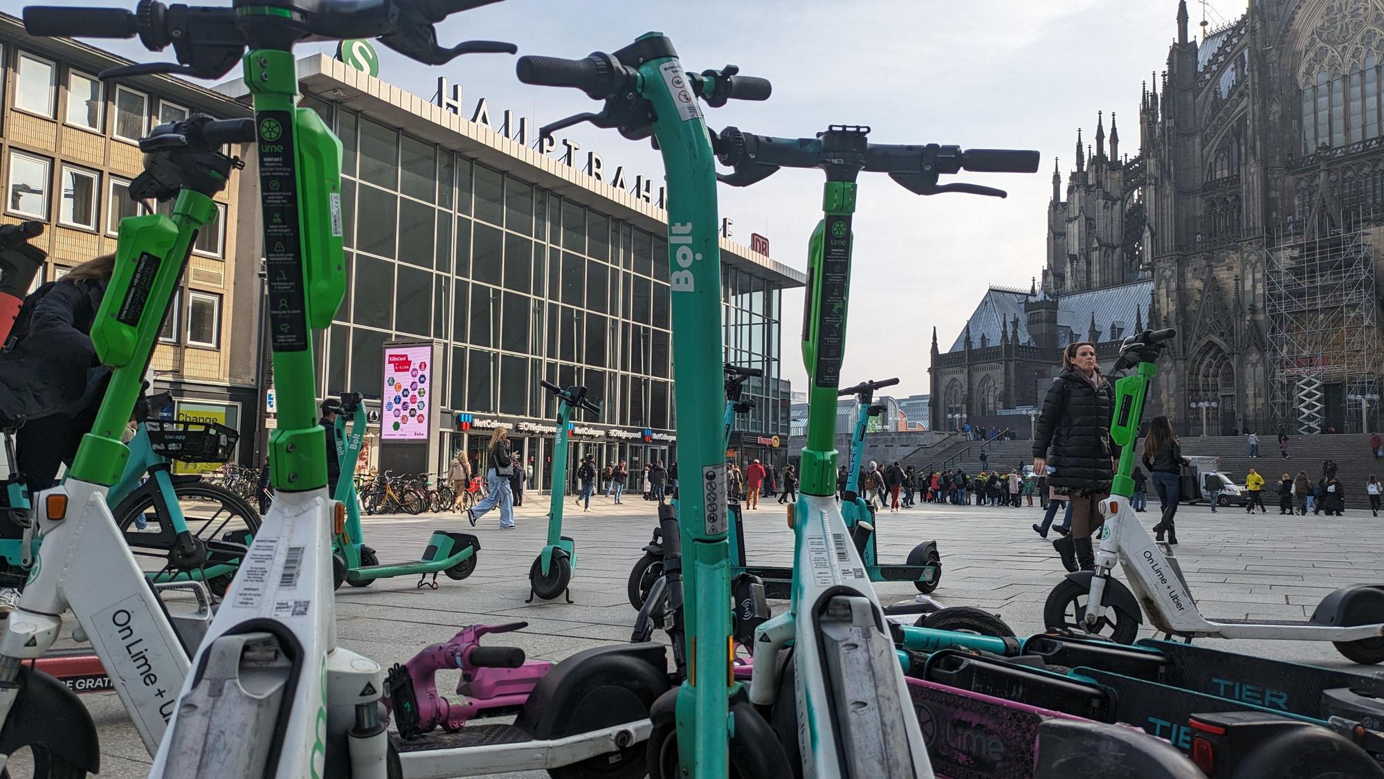 Viele Nutzer stellen die E-Scooter am Kölner Hauptbahnhof völlig chaotisch ab.