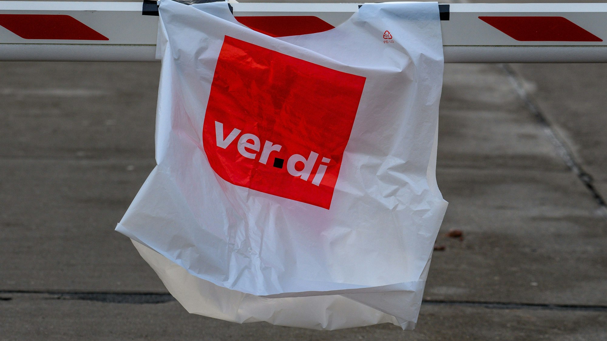 «Verdi» ist auf einer Streikweste zu lesen, die an der Schranke hängt.