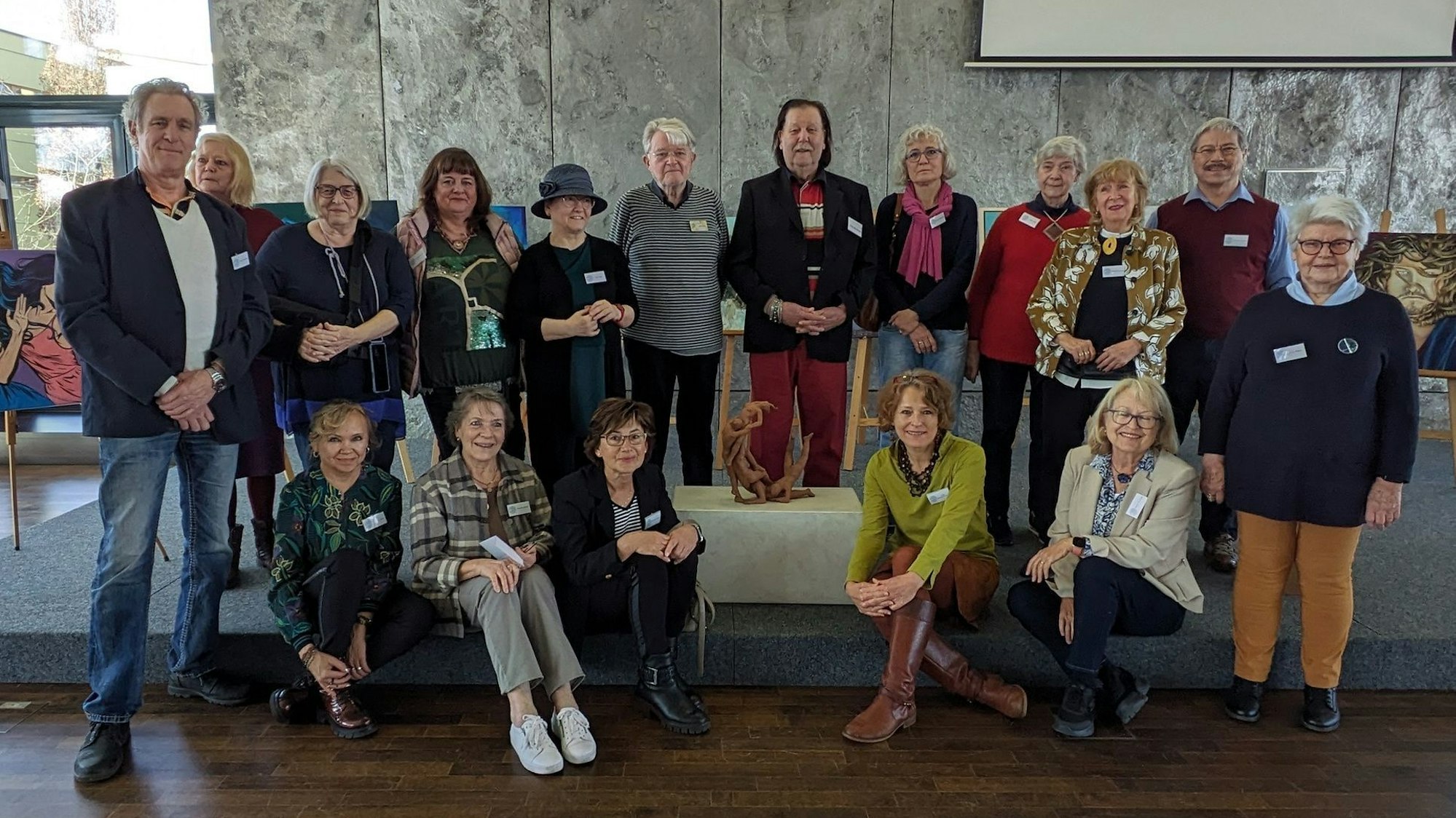 Mitglieder des Künstlerkreises freuten sich über die Besucher ihrer Jahresausstellung „Lichtblicke“.