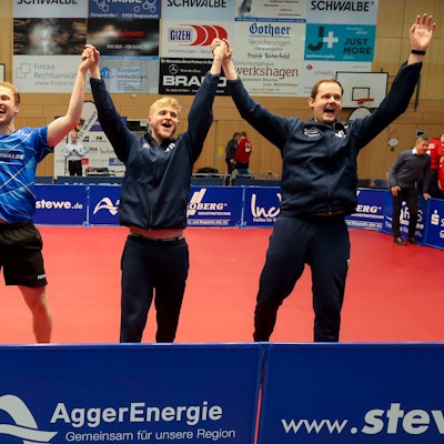 Die Spieler des TTC Schwalbe Bergneustadt jubeln: (v.l.).
Adrien Rassenfosse,  Benedikt Duda,, Romain Ruiz  und Trainer Frederik Duda.