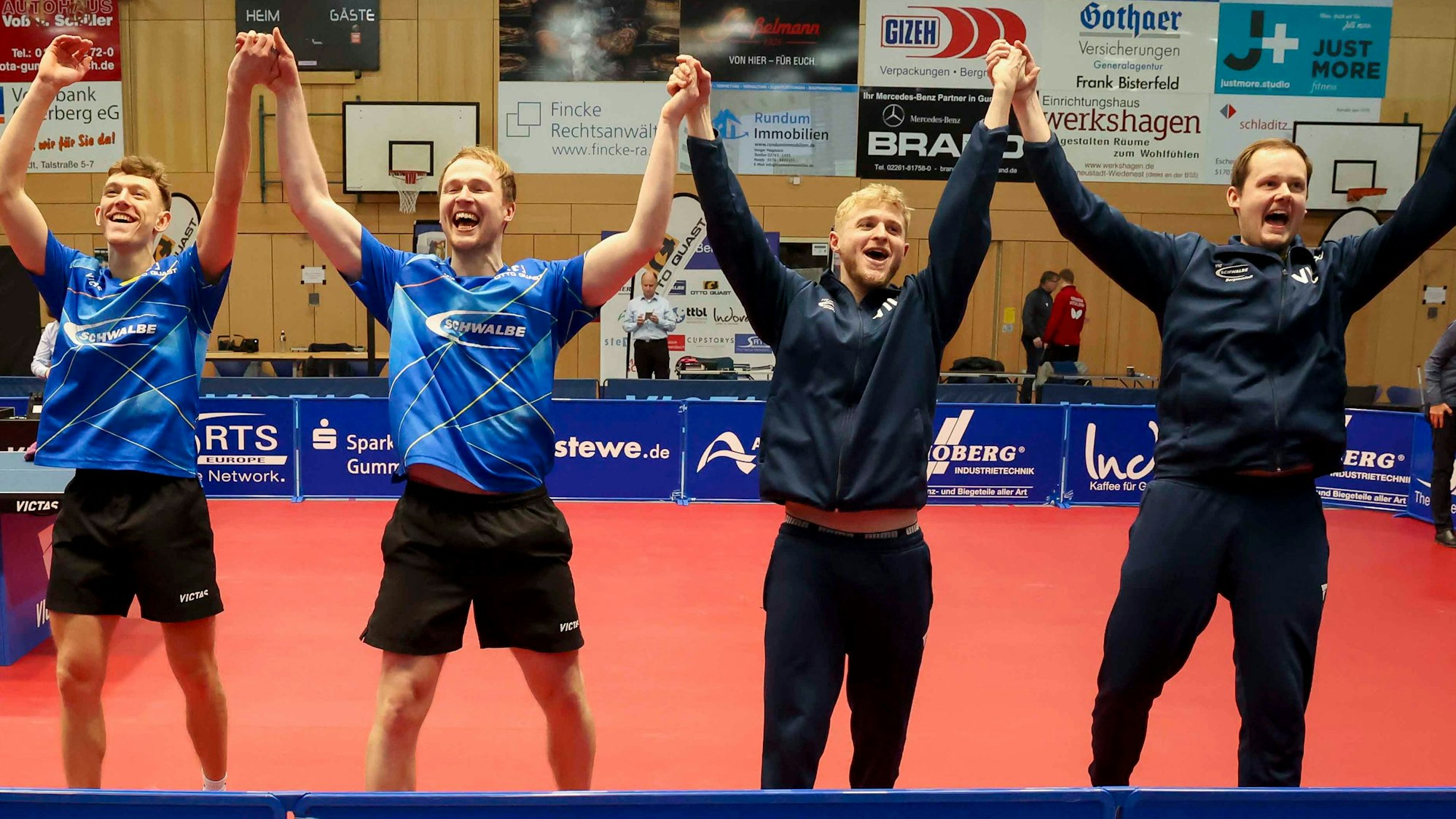 Die Spieler des TTC Schwalbe Bergneustadt jubeln: (v.l.).
Adrien Rassenfosse, Benedikt Duda,, Romain Ruiz und Trainer Frederik Duda.