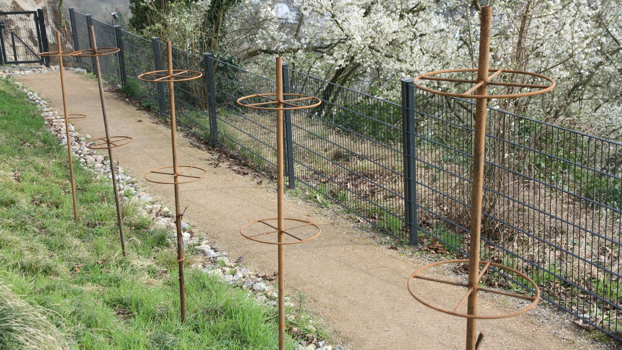 Eiserne Stäbe mit angeschweißten Rädern an einem Berghang