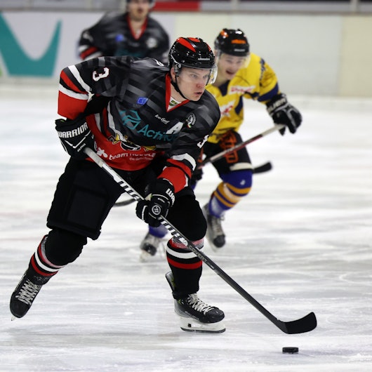 Alexander Spister im Zweikampf mit einem Gegenspieler.